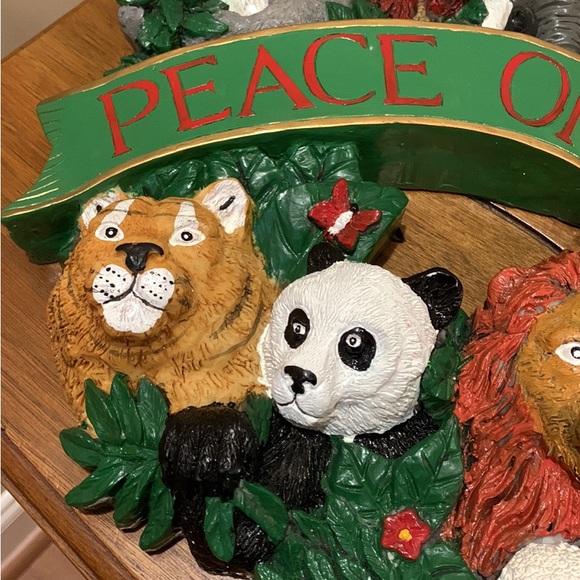 Peace on Earth Resin Wildlife Wreath - Picture 3 of 7